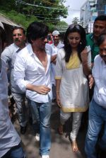 Shahrukh Khan at Ashok Mehta_s funeral in Mumbai on 17th Aug 2012 (143).JPG